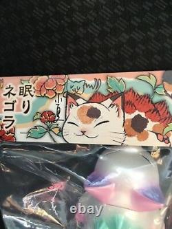 SIGNED brand new Konatsu Sleeping Negora Cat Sofubi Konatsuya designer con dcon