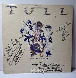 Anderson signe l'album vinyle autographié de Jethro Tull 'Crest of a Knave'