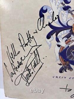 Anderson signe l'album vinyle autographié de Jethro Tull 'Crest of a Knave'