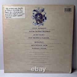 Anderson signe l'album vinyle autographié de Jethro Tull 'Crest of a Knave'