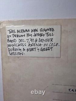 Anderson signe l'album vinyle autographié de Jethro Tull 'Crest of a Knave'