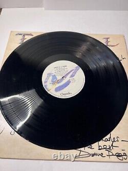 Anderson signe l'album vinyle autographié de Jethro Tull 'Crest of a Knave'