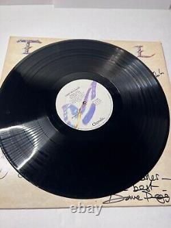 Anderson signe l'album vinyle autographié de Jethro Tull 'Crest of a Knave'
