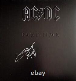 Angus Young a signé un album vinyle AC/DC Back In Black