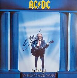 Angus Young a signé un album vinyle AC/DC Who Made Who