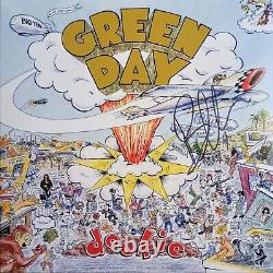 Billie Joe Armstrong a signé l'album vinyle de Green Day Dookie.