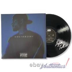 Bryson Tiller a signé et authentifié un vinyle LP pour l'anniversaire avec PSA/DNA.