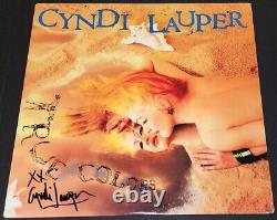 Cyndi Lauper a signé l'album vinyle True Colors - JSA AQ33223