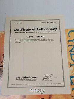 Cyndi Lauper a signé un disque vinyle 'True Colors' avec une lettre d'authenticité RR.