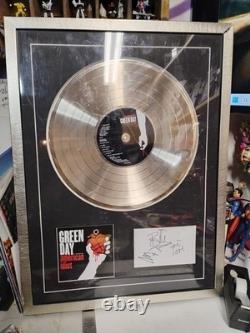 DISQUE D'OR VINYLE SIGNÉ PAR LE GROUPE GREEN DAY AMERICAN IDIOT RARE