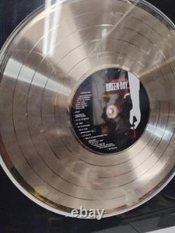 DISQUE D'OR VINYLE SIGNÉ PAR LE GROUPE GREEN DAY AMERICAN IDIOT RARE