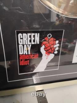 DISQUE D'OR VINYLE SIGNÉ PAR LE GROUPE GREEN DAY AMERICAN IDIOT RARE