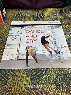 DISQUE VINYLE DANCE & CRY DE MOTHER MOTHER AUTOGRAPHIE - SIGNÉ LORS DE LA RENCONTRE ET SALUT