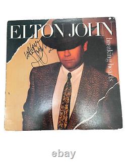 ELTON JOHN a signé la couverture de l'album vinyle LP 'Breaking Hearts'