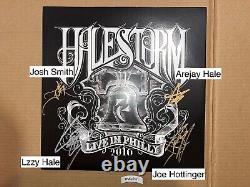 Halestorm a signé un LP vinyle autographié 'Lzzy Hale Live in Philly'.