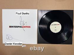 Interpol a signé un disque vinyle LP autographié Antics de Paul Banks et Daniel Kessler.