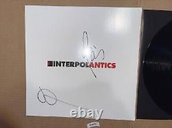 Interpol a signé un disque vinyle LP autographié Antics de Paul Banks et Daniel Kessler.