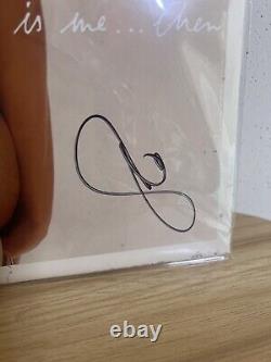 Jennifer Lopez C'est moi. Ensuite, disque vinyle noir signé JLO dédicacé.