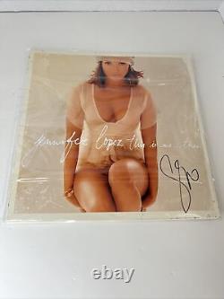 Jennifer Lopez C'est moi. Ensuite, vinyle noir signé LP JLO autographié en main.