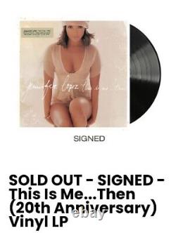 Jennifer Lopez a signé 'This Is Me'. Ensuite, elle a autographié le vinyle du 20ème anniversaire.
