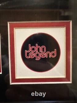 John Legend a signé un vinyle encadré 'A Legendary Christmas' autographié par JSA