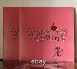 Justin Bieber a signé l'album Yummy en vinyle avec un autographe.