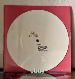 Justin Bieber a signé l'album Yummy en vinyle avec un autographe.