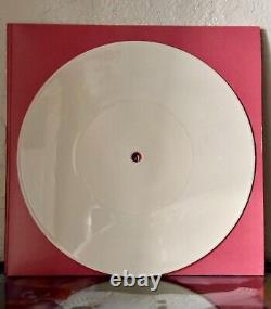 Justin Bieber a signé l'album Yummy en vinyle avec un autographe.