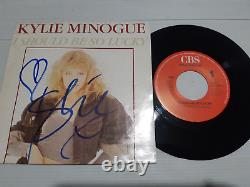 KYLIE MINOGUE 7' Vinyle autographié JE DEVRAIS ÊTRE SI CHANCEUSE Billet de concert signé en direct