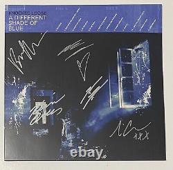 Knocked Loose a signé un vinyle autographié d'une autre nuance de bleu nuageux.
