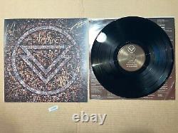 Le Fantôme à l'Intérieur Signe le Disque Vinyle Autographié LP Rise From The Ashes Live