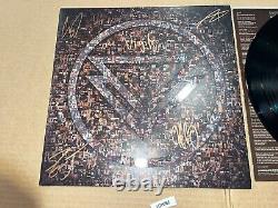 Le Fantôme à l'Intérieur Signe le Disque Vinyle Autographié LP Rise From The Ashes Live