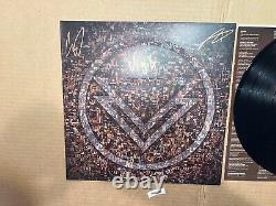 Le Fantôme à l'Intérieur Signe le Disque Vinyle Autographié LP Rise From The Ashes Live