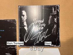Mark Tremonti et Slash ont signé un disque vinyle autographié EP 7 'Speak Softly Love'.