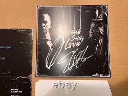 Mark Tremonti et Slash ont signé un disque vinyle autographié EP 7 'Speak Softly Love'.