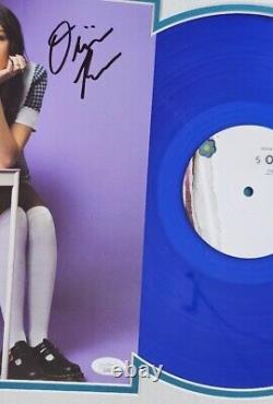 Olivia Rodrigo a signé l'album Sour LP certifié par JSA, encadré en vinyle.