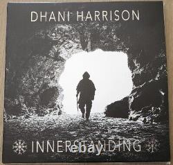 Photo autographiée signée par Dhani Harrison avec un disque vinyle double INNERSTANDING