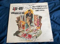 ROGER MOORE a signé l'autographe du vinyle LP Live And Let Die de James Bond 007.
