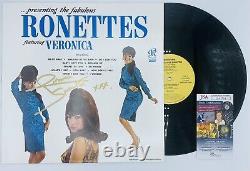 Ronnie Spector a signé et dédicacé la présentation du disque vinyle des Ronettes.