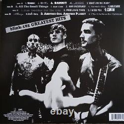 Tom Delonge a signé l'album vinyle 'Blink 182 Greatest Hits'