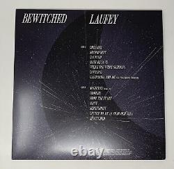 Vinyle exclusif AUTOGRAPHED Laufey Bewitched Silver Nugget signé en main à lire