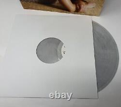 Vinyle exclusif AUTOGRAPHED Laufey Bewitched Silver Nugget signé en main à lire